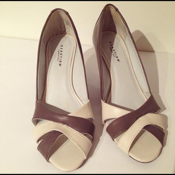 NEW! Kenneth Cole REACTION wedge peep-toe shoes. (Size 7.5) - Picture 2 of 3